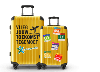 Twee koffers met op de linker de tekst: Vlieg jouw toekomst tegemoet, daaronder logo van A+O fonds Rijk