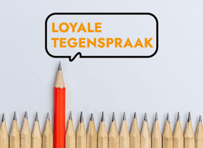 Logo Loyale tegenspraak met daaronder rij potloden, met één rood potloden die er bovenuit steekt.