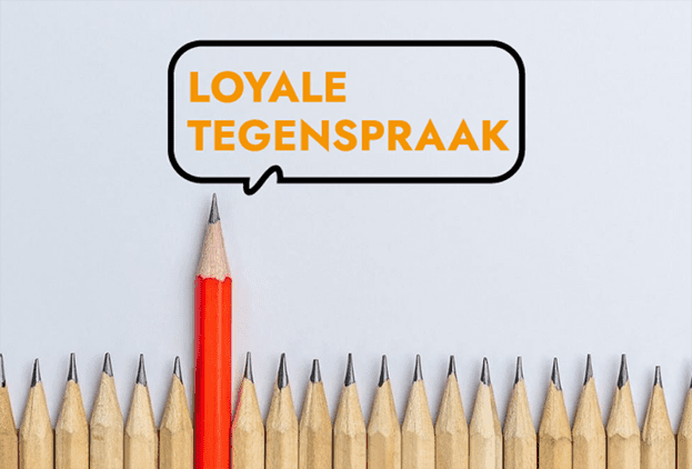 Logo Loyale tegenspraak met daaronder rij potloden, met één rood potloden die er bovenuit steekt.