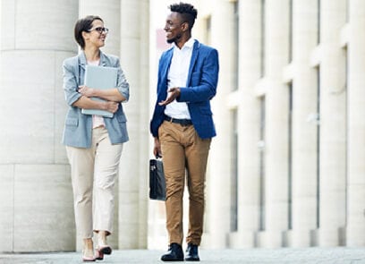 twee collega's in gesprek met elkaar