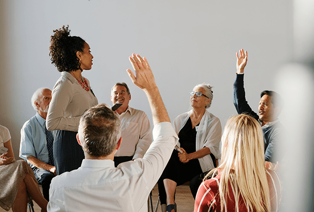 groep mensen in kring met gespreksleider