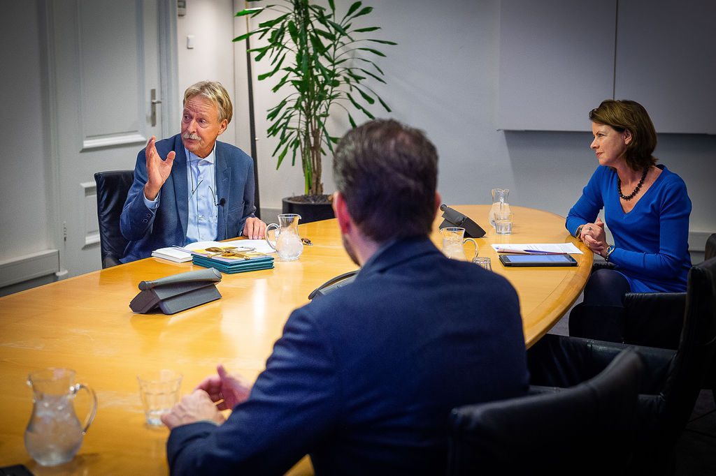 Reinout Woittiez, Marjolijn Grijns en Casper van den Berg zittend aan gesprekstafel