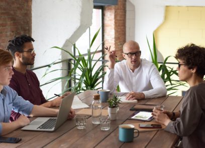 4 mensen aan tafel in vergadering