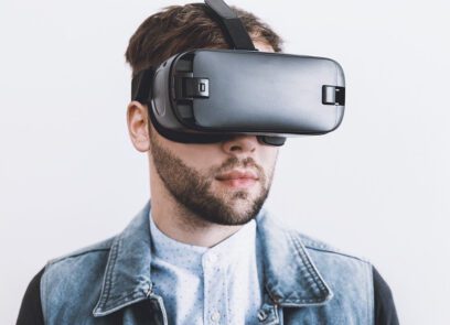 Persoon draagt virtual reality bril