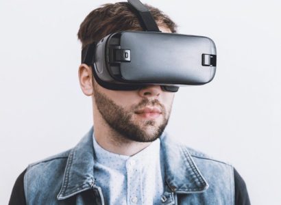 Persoon draagt virtual reality bril