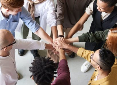 groep mensen legt de handen op elkaar